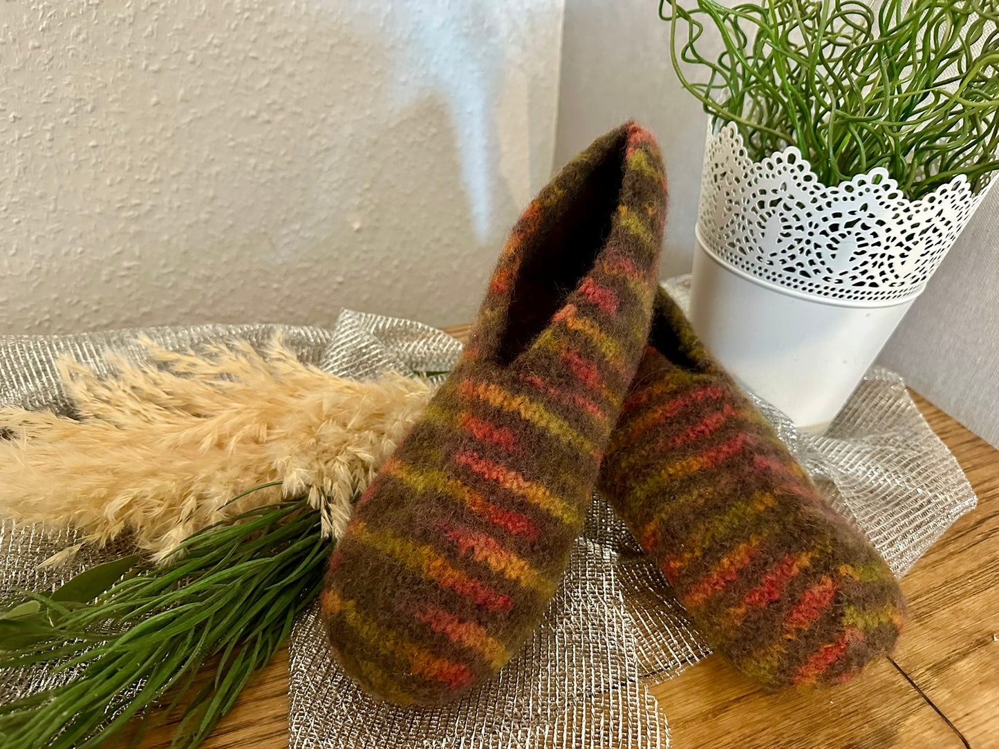 Filzpuschen in braun meliert in den Größen 36-48