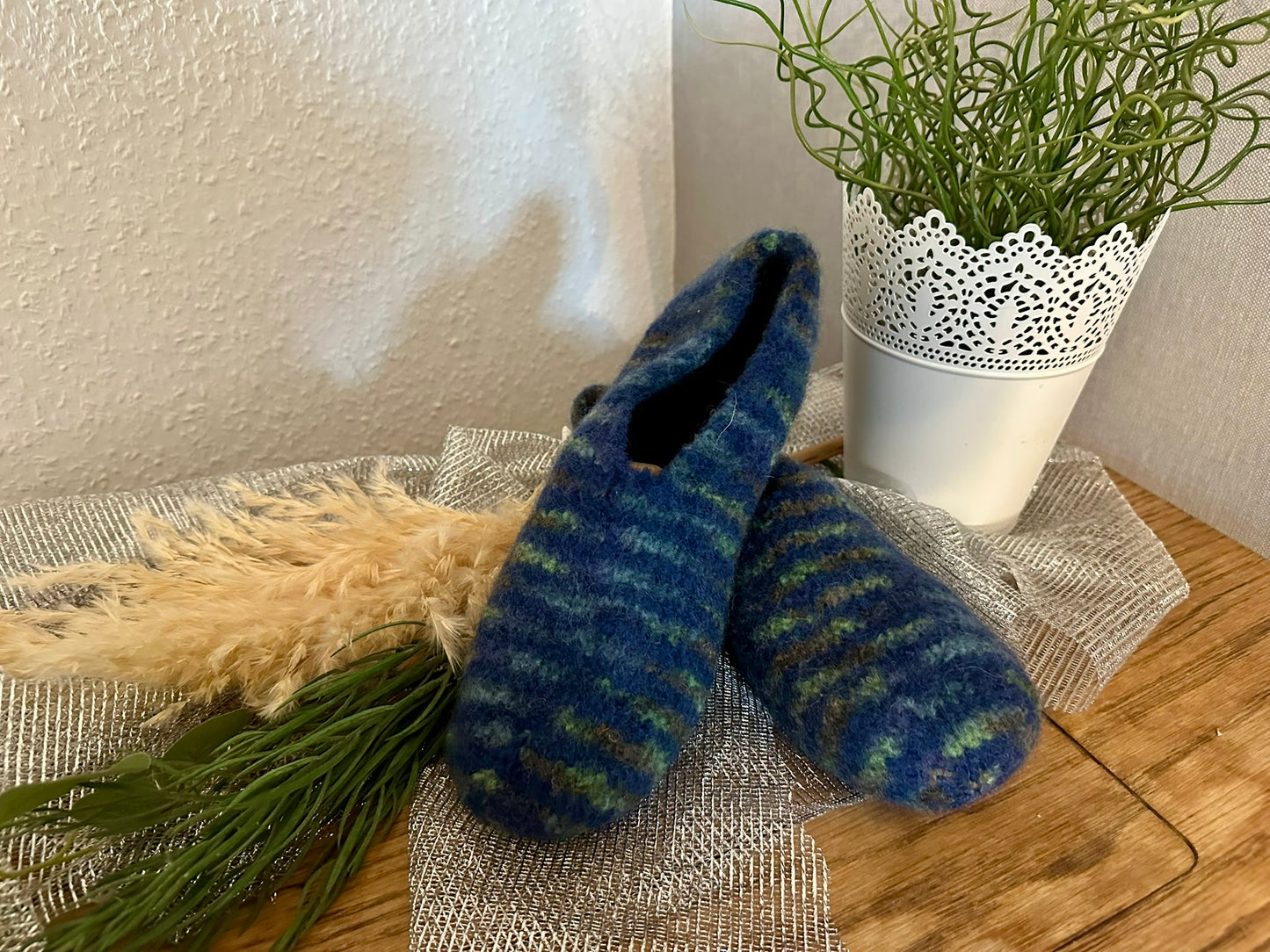 Filzpuschen in dunkelblau grün meliert in den Größen 36-48