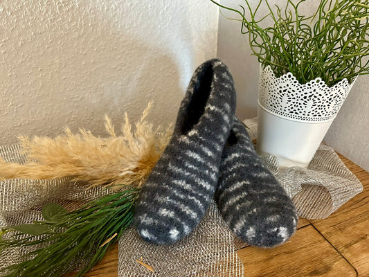 Filzpuschen in dunkelgrau meliert in den Größen 36-48