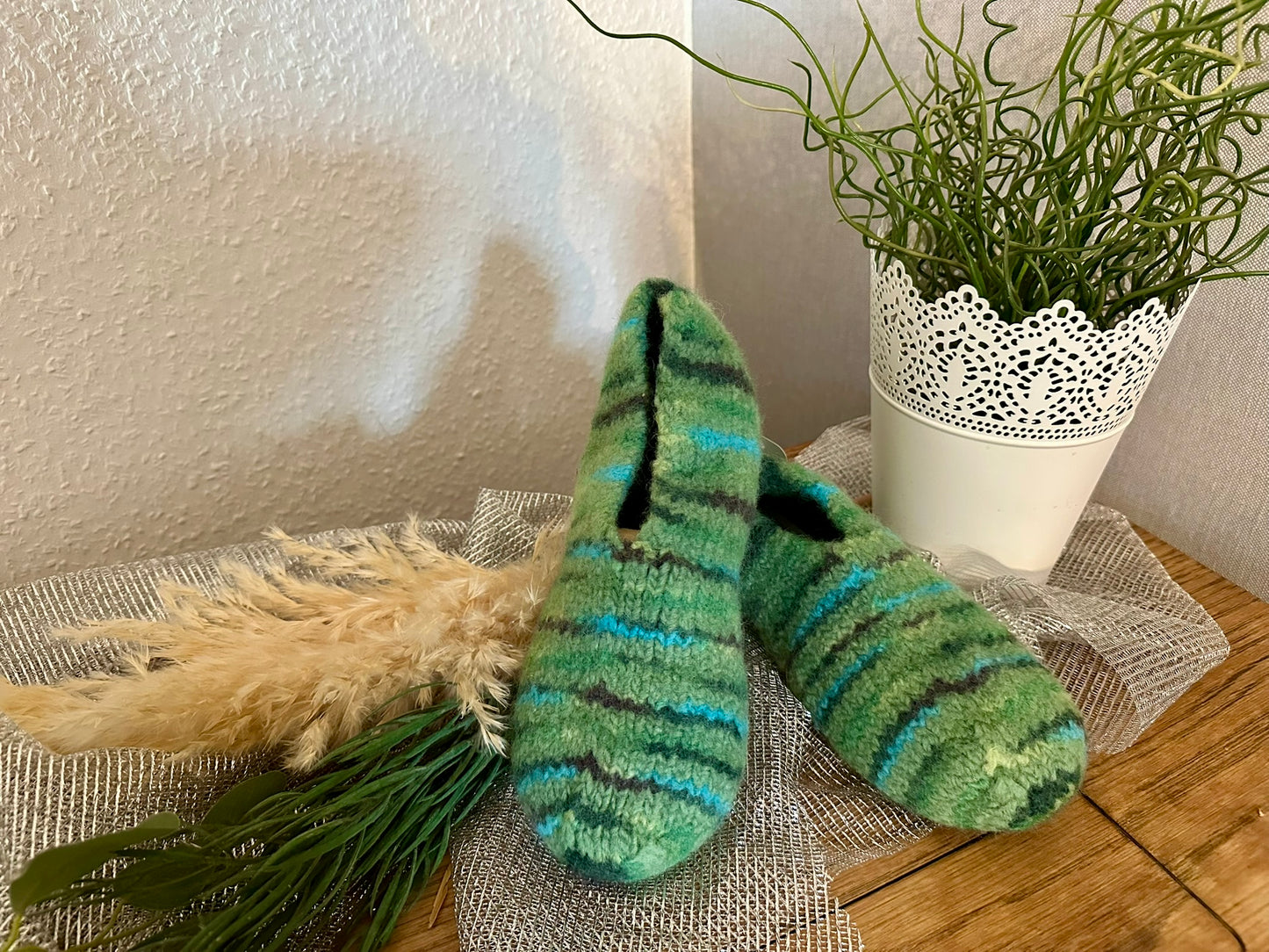 Filzpuschen in grün meliert in den Größen 36-48